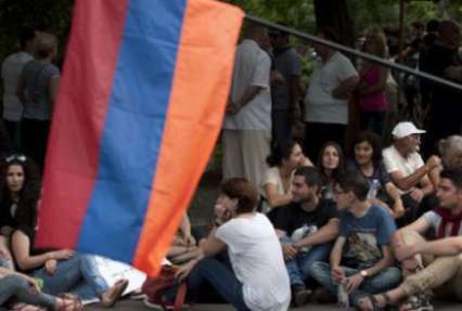 В Ереване митингующие вновь заблокировали проспект Баграмяна