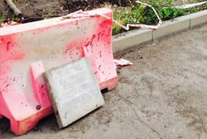 В городе-спутнике Челябинска участок ремонта теплотрассы оградили надгробиями (ВИДЕО)