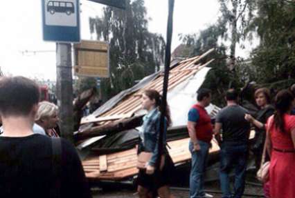 В Казани из-за падения крыши дома на остановку пострадали девять человек