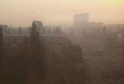 В Киеве — паника из-за едкого дыма, закрываются школы, люди боятся выпускать детей на улицу (фото)