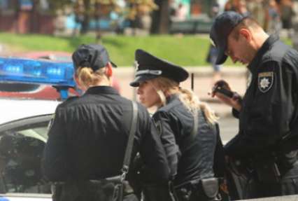 В Киеве полиция поймала милиционеров, требовавших взятку у пьяных подростков