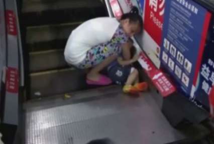 В Китае трехлетнему ребенку зажало руку в эскалаторе (видео)