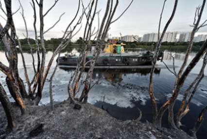 В МЧС назвали причину пожара на Москве-реке