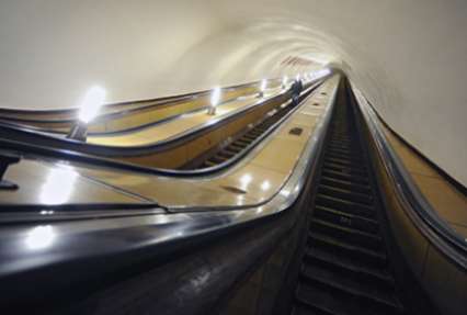 В московском метро пассажиру на эскалаторе оторвало пальцы