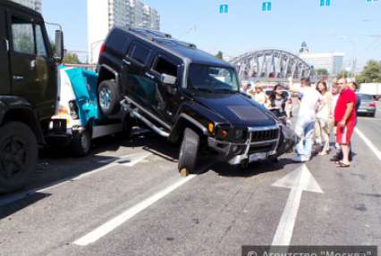 В Москве Hummer заехал на крыши легковушек. ВИДЕО