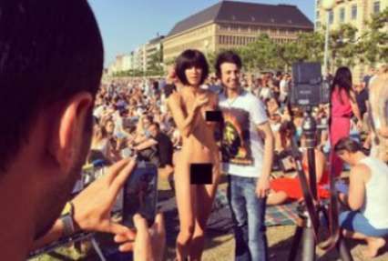 В Париже арестовали голую художницу во время селфи