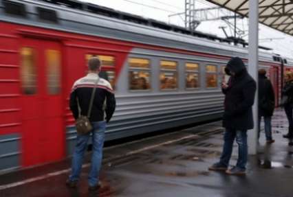 В Подмосковье двое мужчин попали под электричку