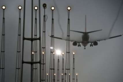 В римском аэропорту бушует пожар