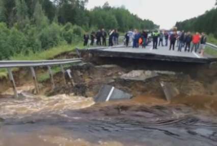 В России ливни размыли федеральную трассу (видео)