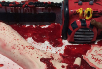 В России ребенку на день рождения подарили кровавый торт с распиленной рукой