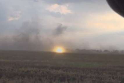 В сети появилось видео расстрела украинским танком БТР боевиков (видео)