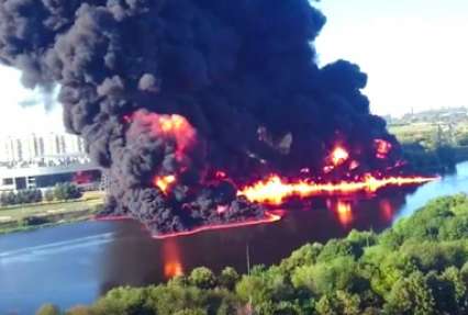 В столичной мэрии рассказали, почему загорелась Москва-река: 