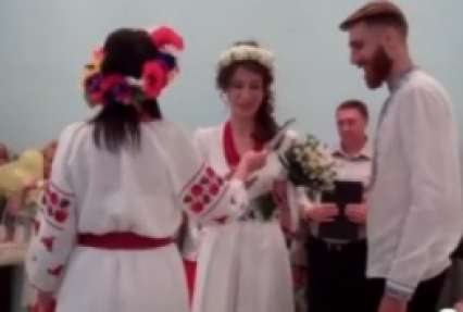В Украине впервые поженились молодожены, подавшие документы онлайн (видео)