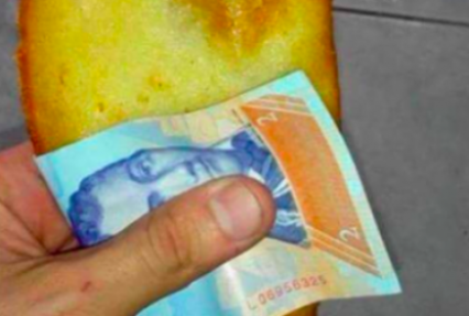 В Венесуэле дешевле завернуть пирожок в банкноту, чем купить салфетки (фото)