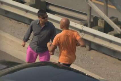 Видеохит: горячие канадские парни чуть не подрались на дороге (видео)