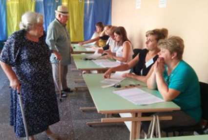 Выборы в Чернигове: по состоянию на 16:00 явка избирателей вдвое ниже, чем на парламентских в 2014 году