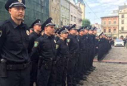 Яценюк и Аваков приехали на присягу новой полиции во Львове