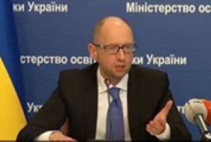 Яценюк предлагает депутатам приравнять сало к золоту и отменить налоги