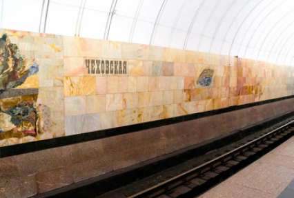 Житель Москвы чуть не попал на крупный штраф за спасение в метро девушки из-под колес поезда