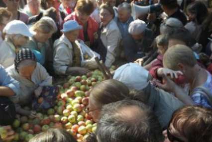 Жители культурной столицы России устроили давку за бесплатными яблоками (видео)
