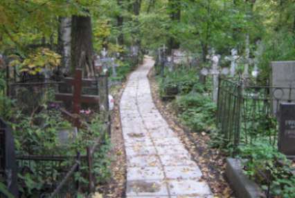 Жителям российского городка запретили ходить на кладбище
