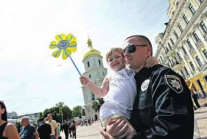 Знаковые фото недели: год свободы в Славянске, Земфира с флагом Украины и ДТП полиции