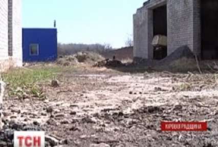 На Кіровоградщині на братській могилі будують гаражі