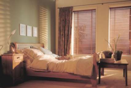 Рулонные шторы для спальни - красивые окна и здоровый сон
