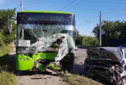 В Харькове авто влетело в троллейбус, есть жертвы