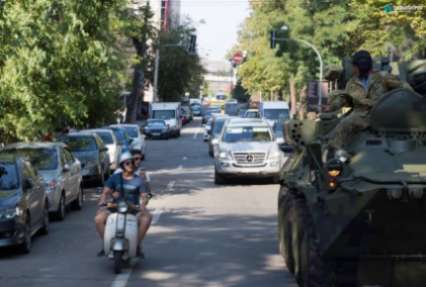 На улицах Киева наблюдался модернизированный танк Т-72АМТ и «парадные» бронетранспортеры (фото, видео)