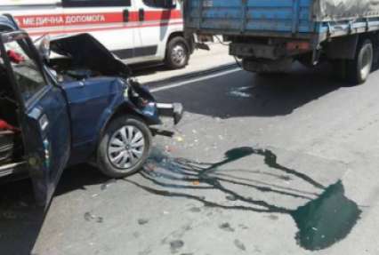 Пьяное ДТП в Мариуполе: легковушка врезалась в грузовое авто